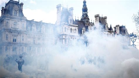 manifestanti a parigi davanti louis vuitton|France protests live: Louis Vuitton stormed; clashes with police .